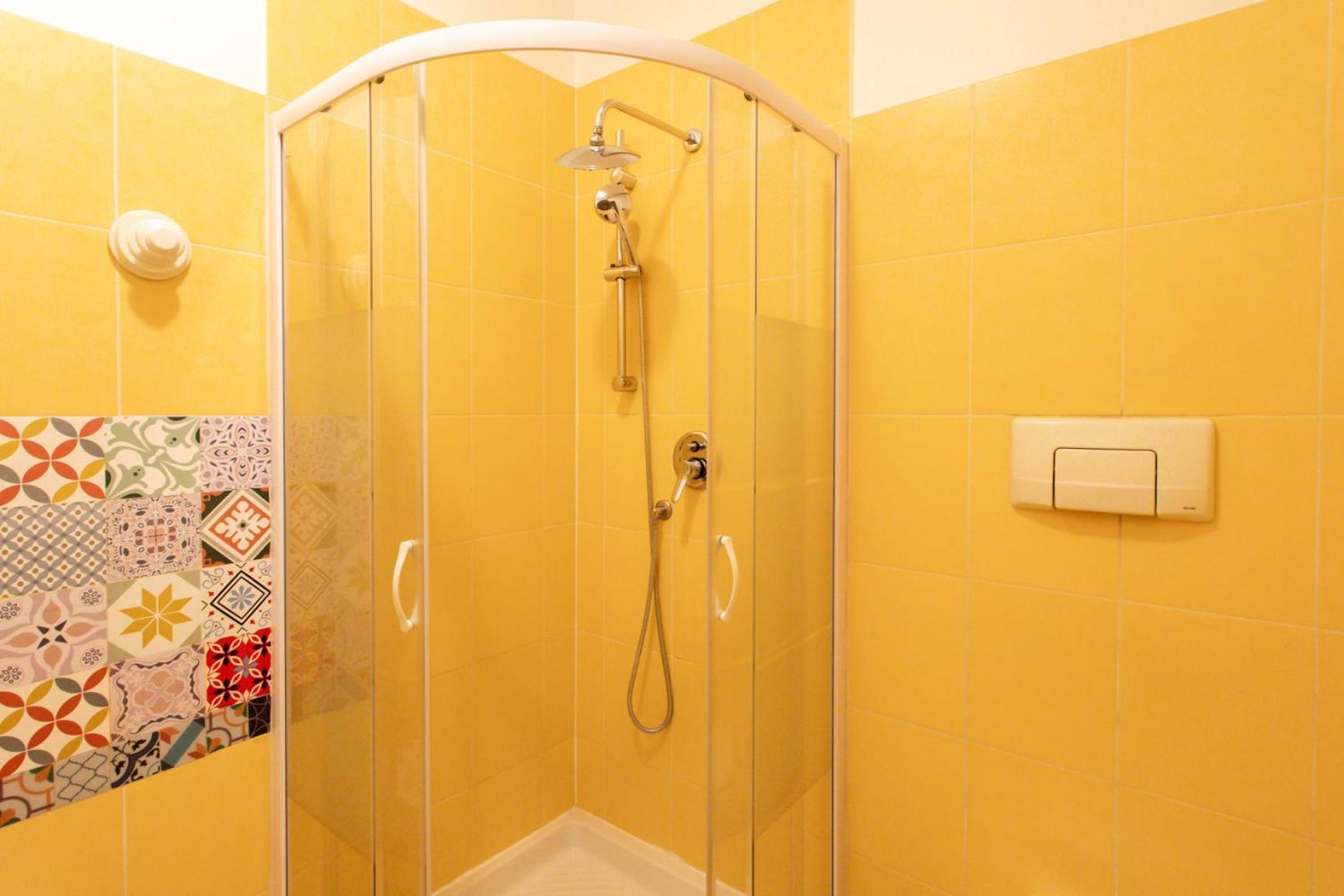 Apartment #13 Orange Ac Wifi Balcony 3mins Walk Sea Front *